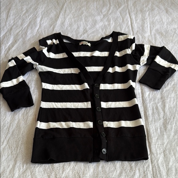 Zenana Outfitters Tops - Zenana outfitters sweatshirt bottoms down for women size S